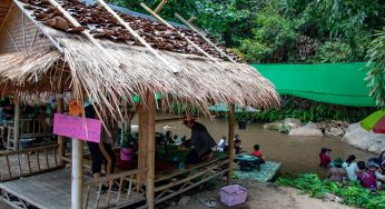 Fakka Coffee Shop sous un déluge tropical – Chiang mai