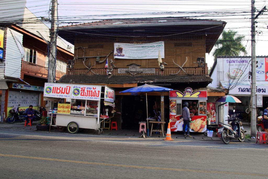 San Kamphaeng Saturday Walking Street 