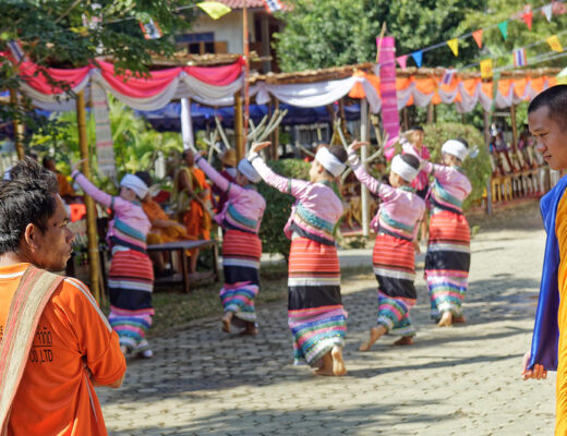 Poi Luang à Mae Wam